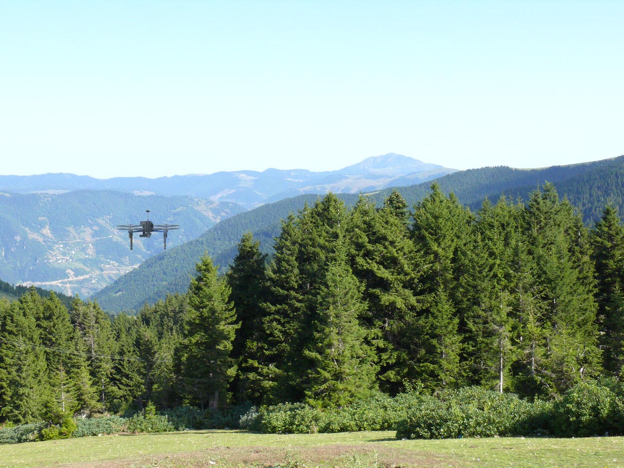 La forêt est un terrain d'évolution de nos machines. Leurs capteurs leurs permettent d'évoluer à basse altitude sans percuter les arbres.